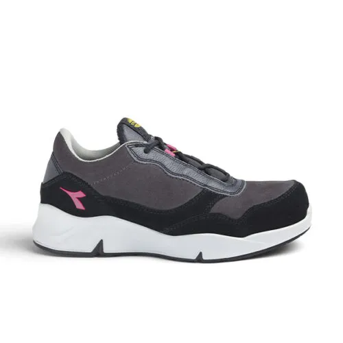 Scarpa sportiva nera e grigia con dettagli rosa e suola bianca, design moderno e casual.