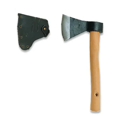 Accetta con manico in legno e coprilama nero su sfondo bianco, attrezzo da campeggio o giardinaggio.