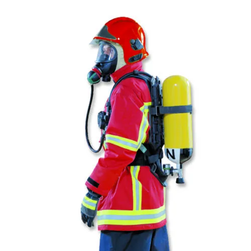 Pompiere con tuta rossa e attrezzatura per la respirazione, vista laterale.