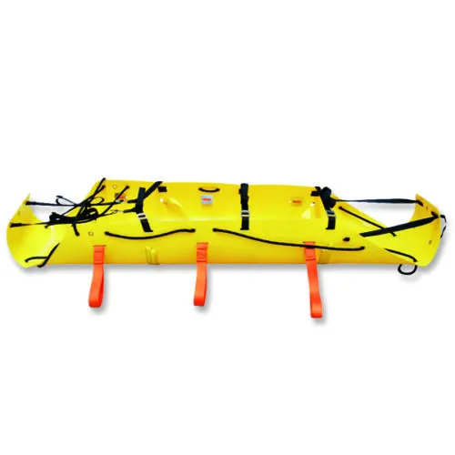 Barella rigida gialla con cinghie arancioni, utilizzata per il soccorso in ambienti difficili e operazioni di salvataggio.