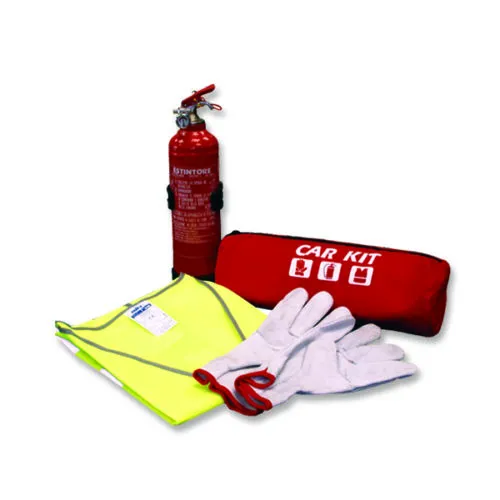Kit emergenza auto con estintore, giubbotto riflettente, guanti e kit rosso, essenziale per la sicurezza stradale.