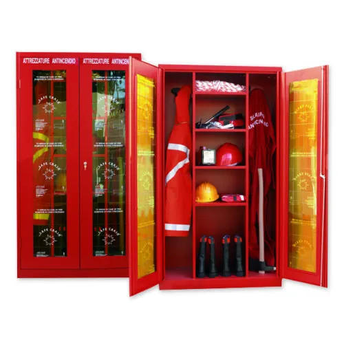 Armadio antincendio rosso aperto, contiene attrezzatura di sicurezza come elmetti, stivali e giacche ignifughe.