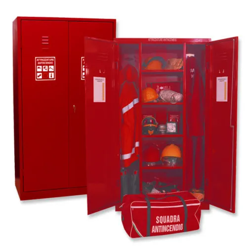 Armadio attrezzato per emergenze antincendio con equipaggiamento di sicurezza completo, caschi e giacche.
