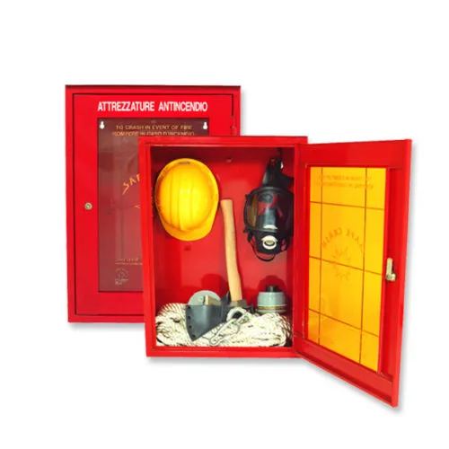 Armadio antincendio rosso aperto con elmetto, maschera antigas, corda e altre attrezzature di sicurezza.