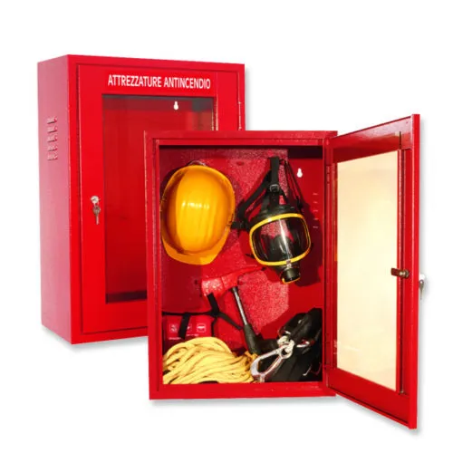 Armadio di emergenza antincendio rosso con casco, maschera, ascia e corda per sicurezza e pronto intervento.