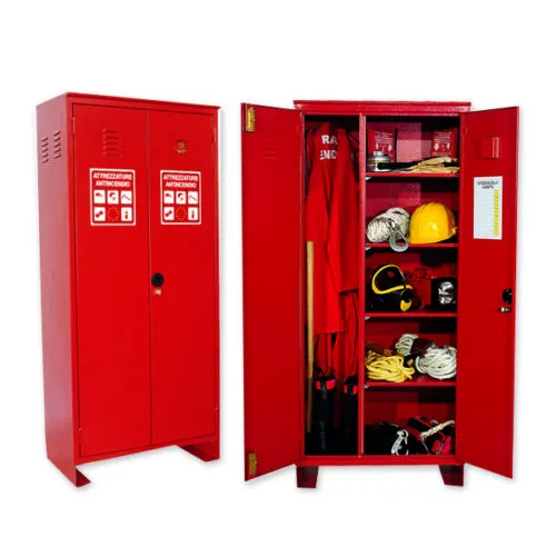 Armadio antincendio rosso con attrezzatura di emergenza e protezione, inclusi caschi e abbigliamento di sicurezza.