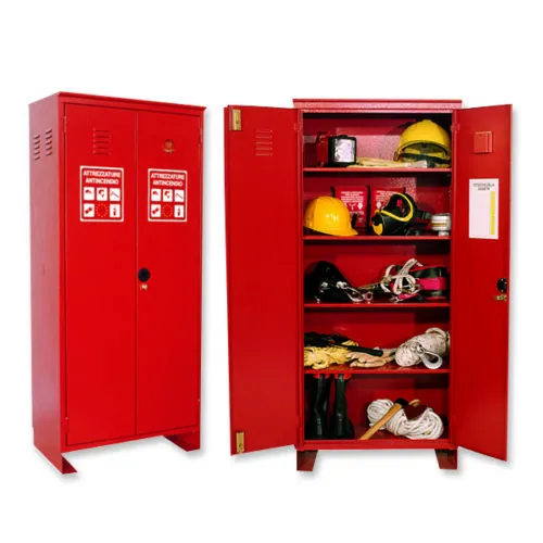 Armadio rosso antincendio aperto e chiuso con attrezzatura di sicurezza: caschi, guanti, stivali, corde e kit emergenze.